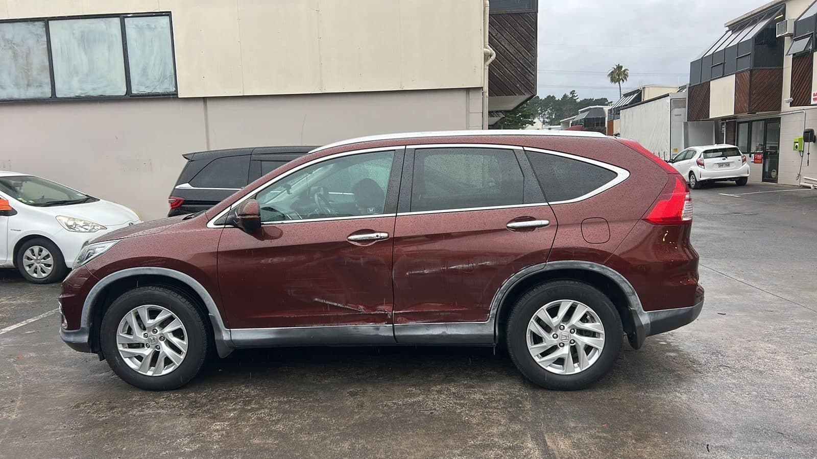 维修前:深红色 Honda CR-V 侧面钣金凹陷