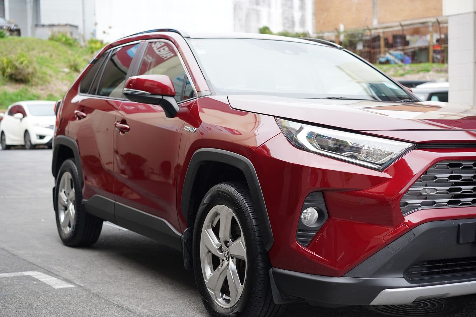 维修完毕停在车间外的红色 Toyota RAV4