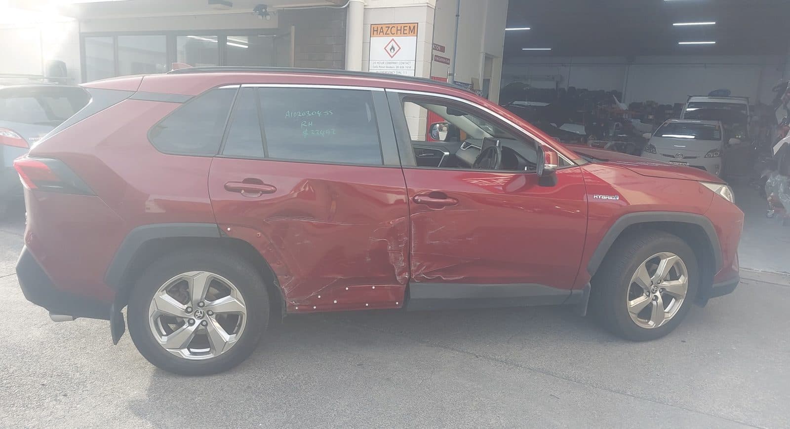 수리 전 뒷문과 쿼터패널이 찌그러진 빨간색 Toyota RAV4