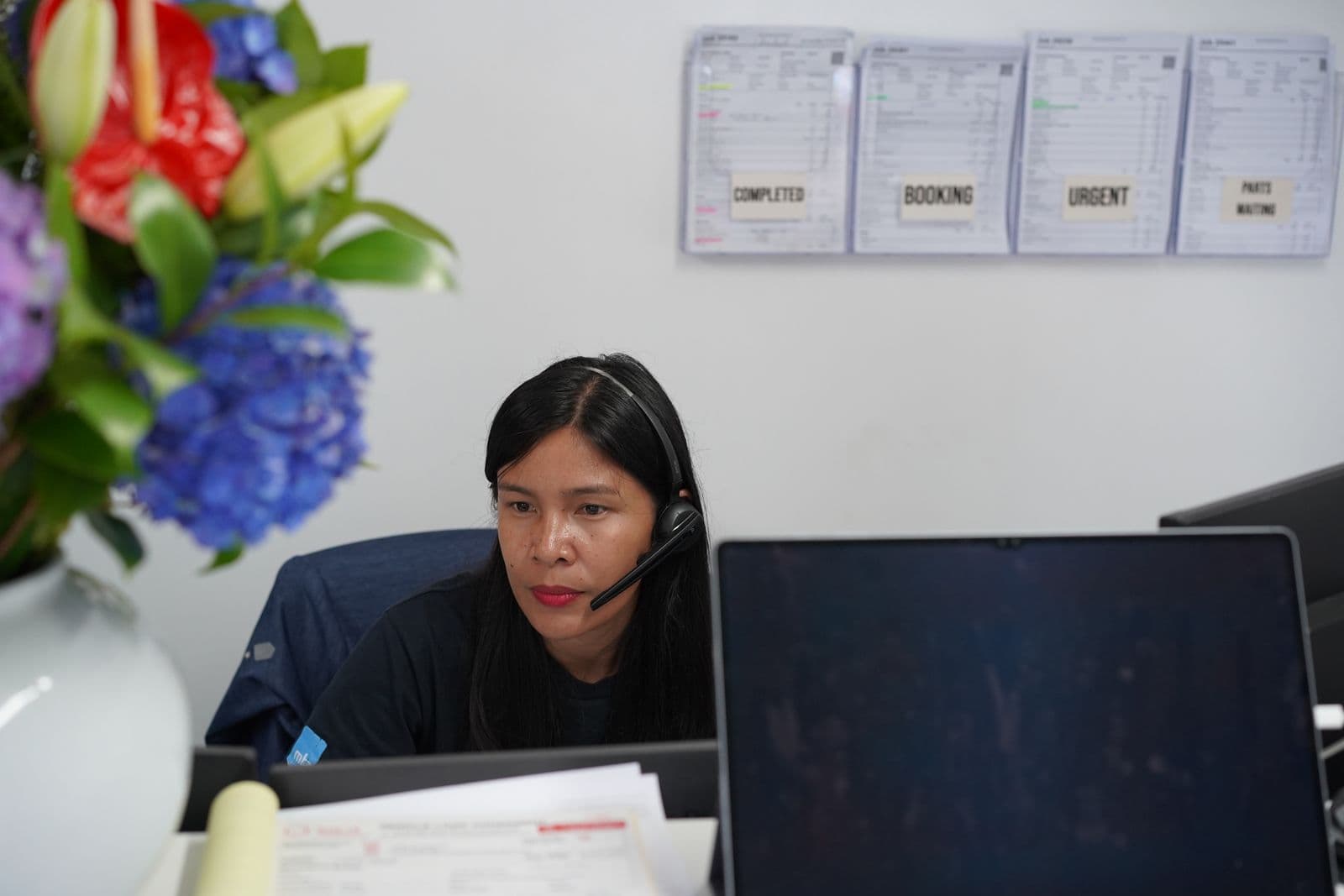 Solis 前台工作人员正在电话中协助客户办理理赔