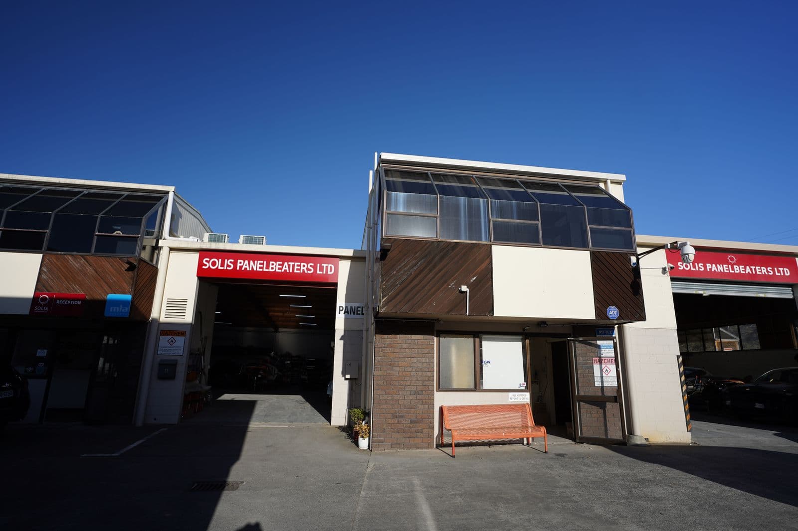 New Lynn 1 Portage Road에 위치한 Solis Panelbeaters 매장 입구